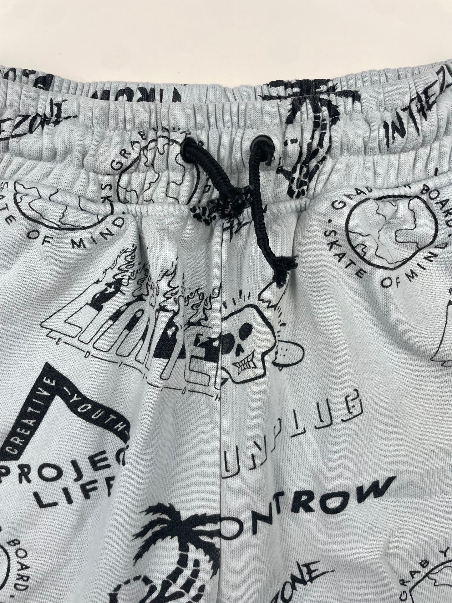 Graue Freizeithose mit Druck von Next für Kinder – detail