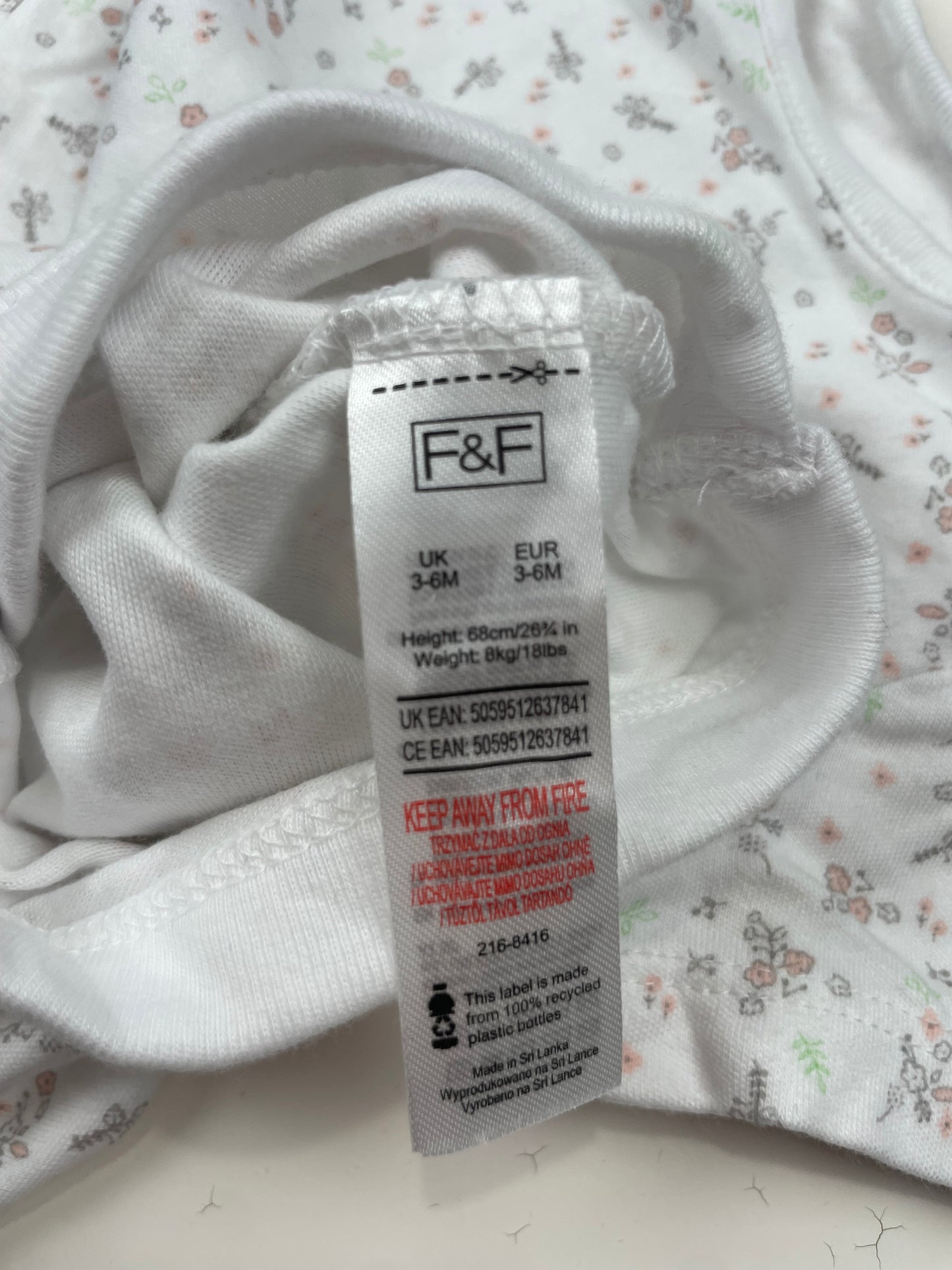 Weißer Body mit Blumenmuster und kurzen Ärmeln für Babys, Größe 3-6 Monate – label