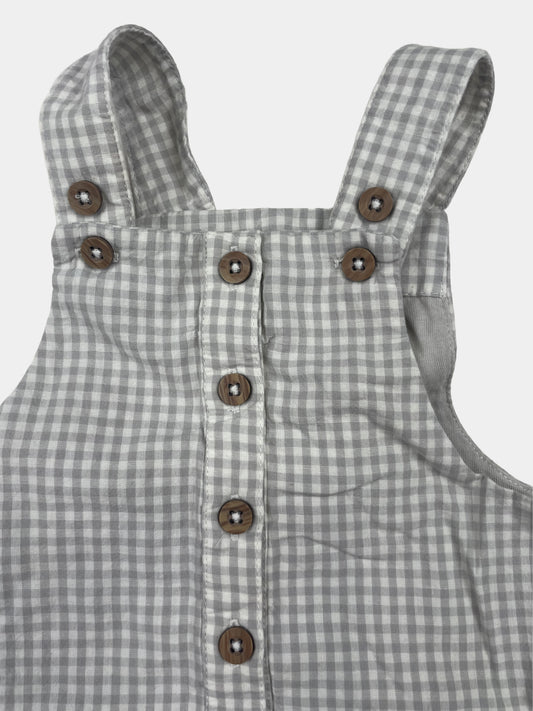 Graue karierte Latzhose für Babys mit Holzknöpfen – detail