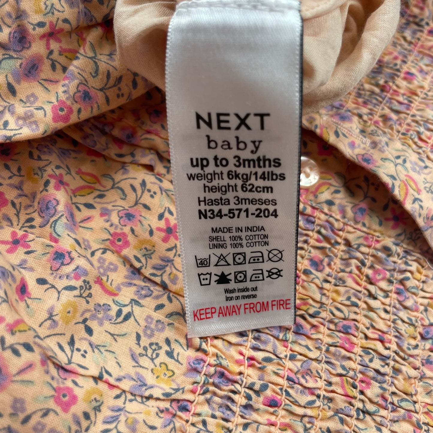 Geblümter Baby Body von Next aus Baumwolle mit Flügelärmeln. – label