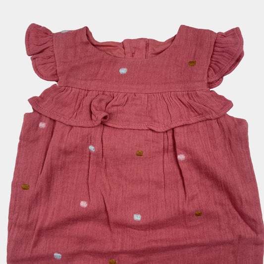 Rosa Musselin Baumwoll-Overall mit Punktmustern und Rüschen – close‑up