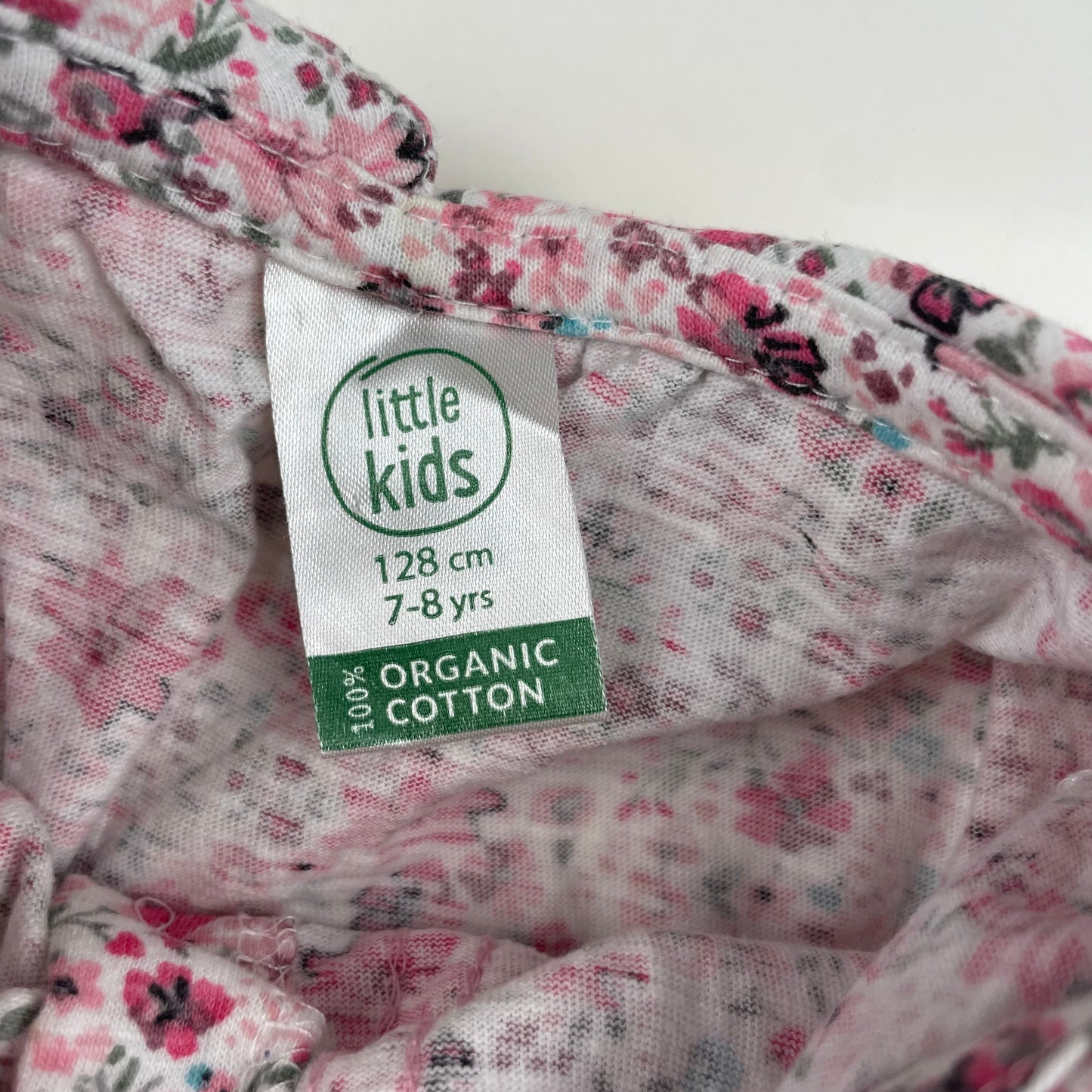 Rosa Kinderkleid mit Blumenmuster und Knopfleiste – label