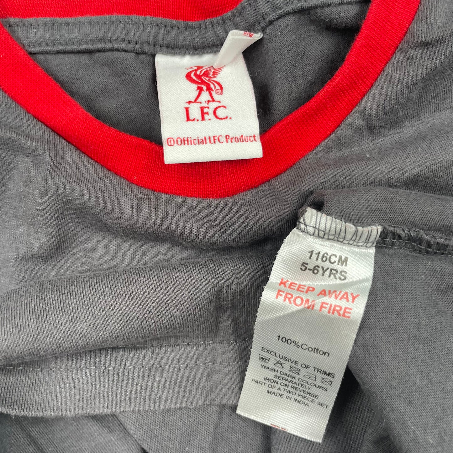 Graues T-Shirt mit rotem Kragen und LFC-Logo, Größe 5-6 Jahre – label