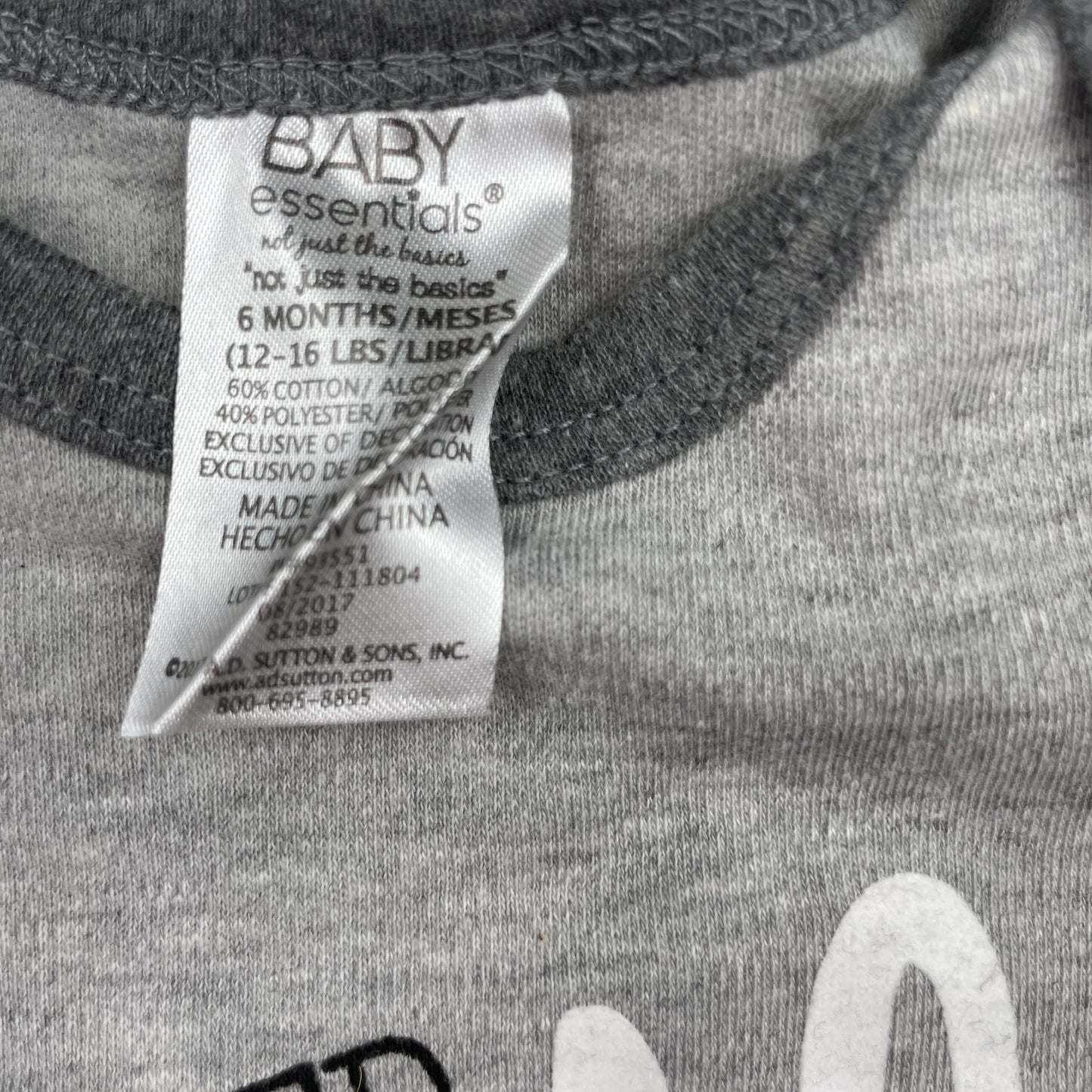 Grauer Body mit Schriftzug 'Powered by milk' und kontrastierenden Rändern. – label