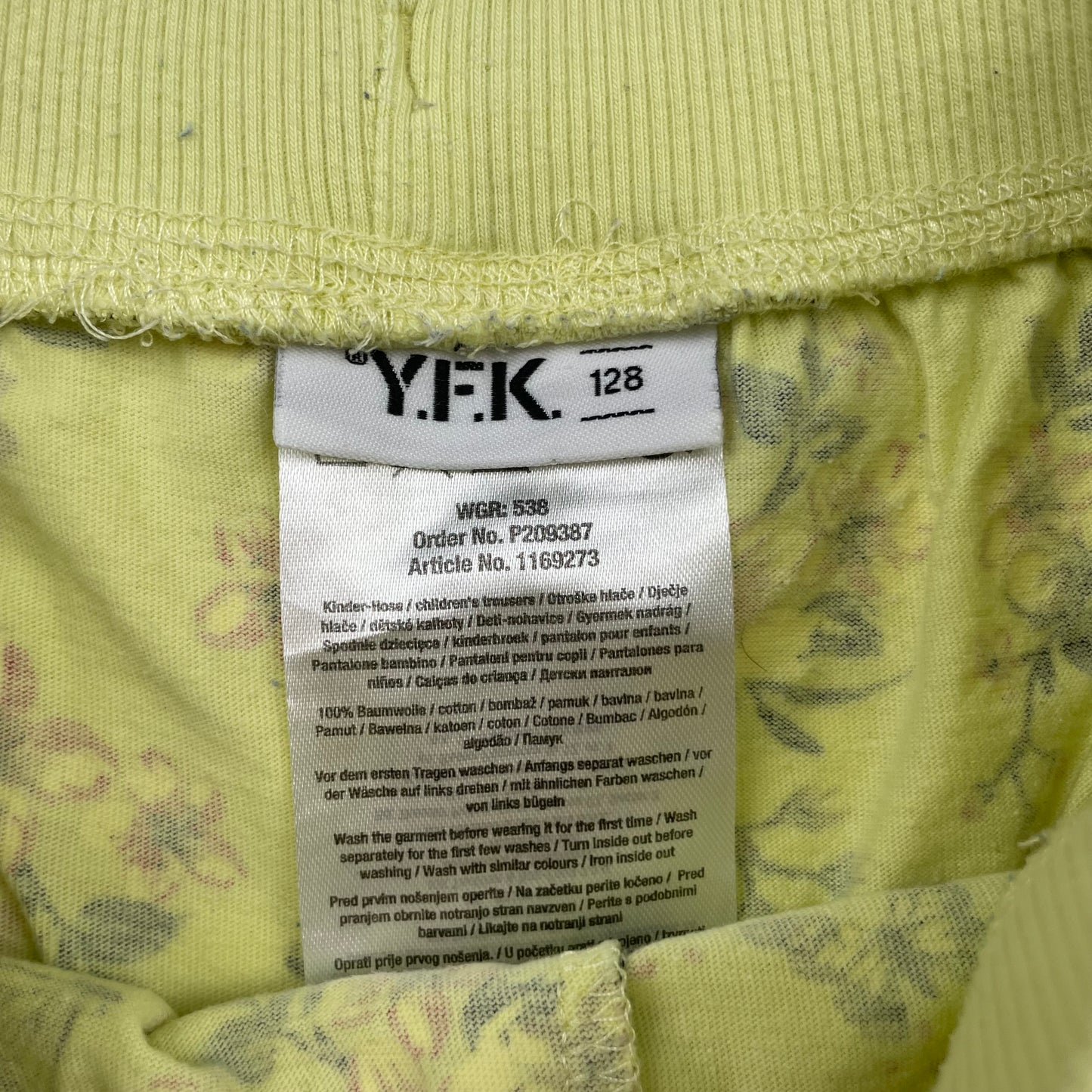Gelbe Shorts mit Blumen- und Schmetterlingsmuster von YFK, Größe 128. – label