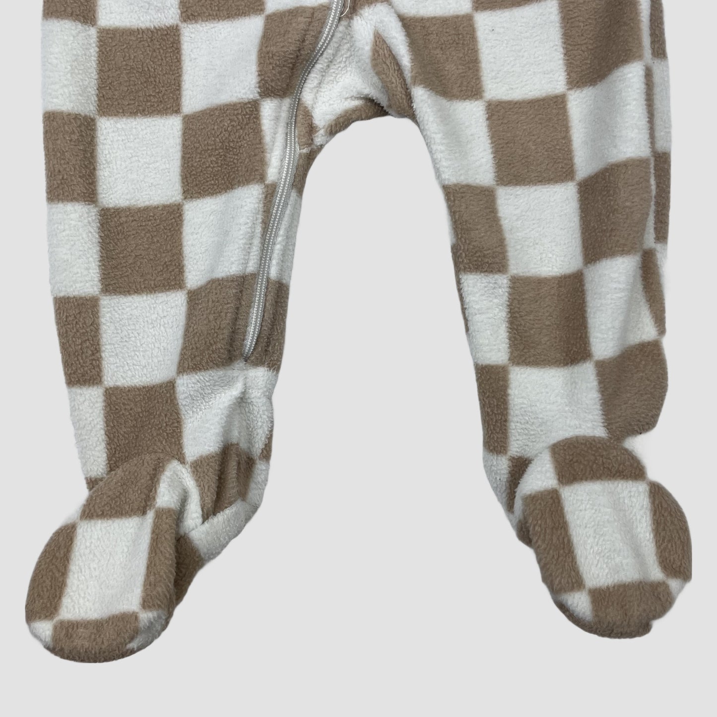 Beiger und weißer karierter Fleece-Schlafanzug mit Reißverschluss und Füßen von NEXT baby, Größe 3–6 Monate – zip