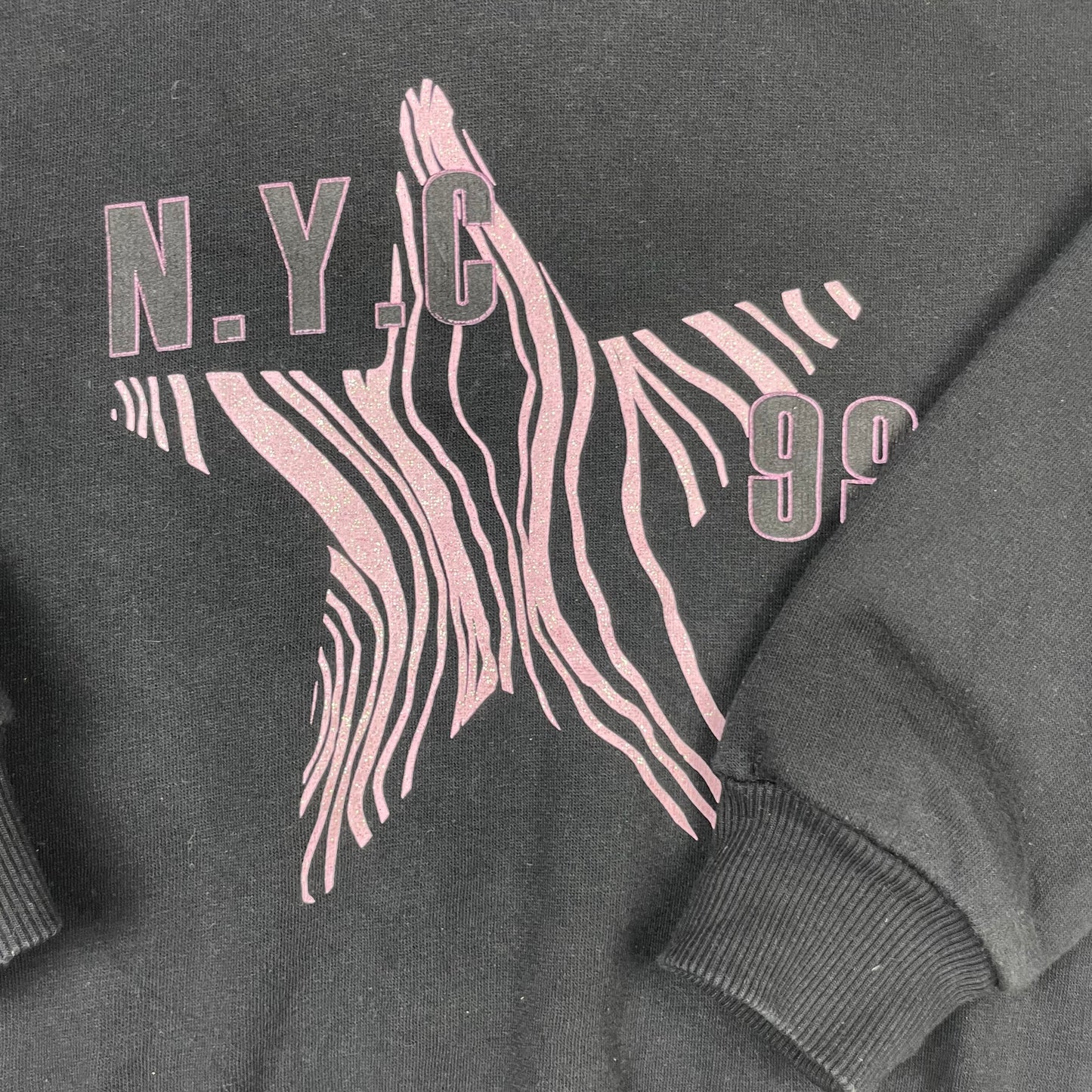Schwarzer Nutmeg Hoodie mit rosa Stern-Print und N.Y.C.-Schriftzug, Größe 5–6 Jahre – detail