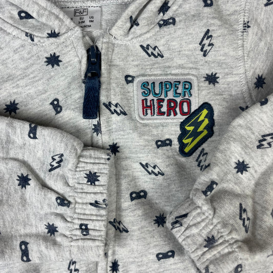 Graue F&F Kapuzenjacke mit Allover-Print und „Super Hero“-Patch, Größe 3–6 Monate – detail