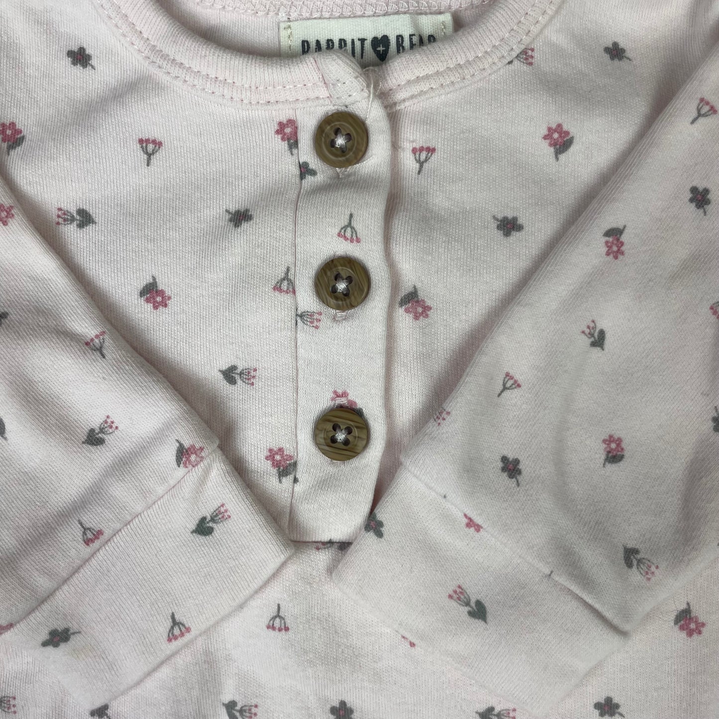 Rosa Langarm-Body mit Mini-Blumen und Knopfleiste von Rabbit + Bear, Größe 0–3 Monate 3