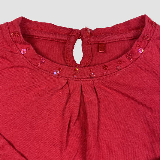 Rotes Langarmshirt von George aus Baumwolle mit Pailletten am Ausschnitt und kleiner Tasche mit Schleife, Größe 3–4 Jahre (98–104 cm) – detail