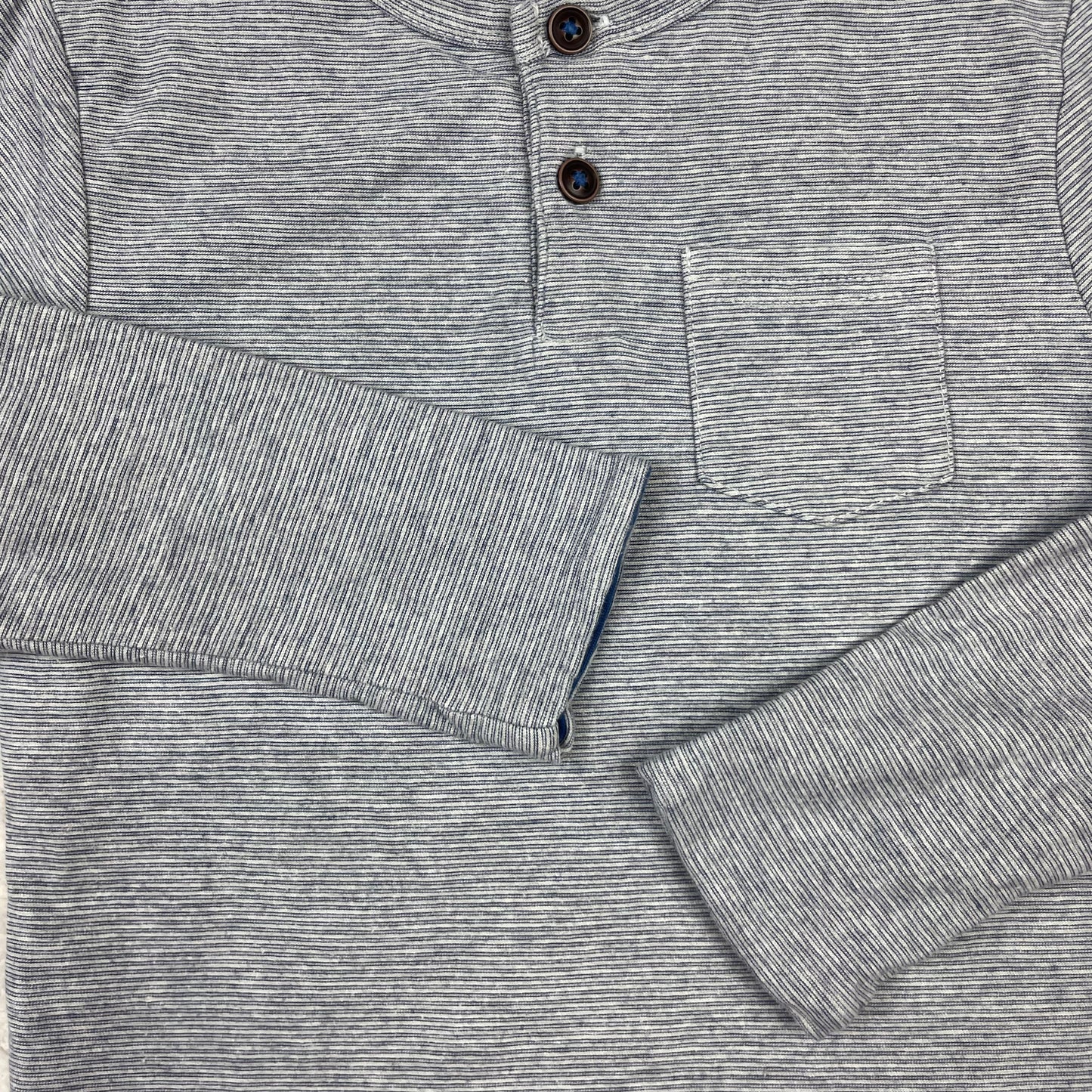Graues gestreiftes Langarm-Henleyshirt von M&S, Größe 110 (4–5 Jahre) – detail