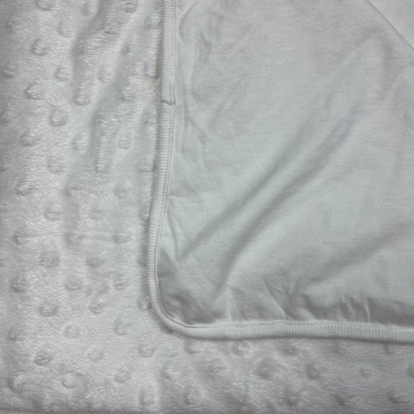 Weiße Minky-Babydecke von Tu mit Noppenstruktur und Jerseyfutter, ca. 75 x 85 cm. – detail