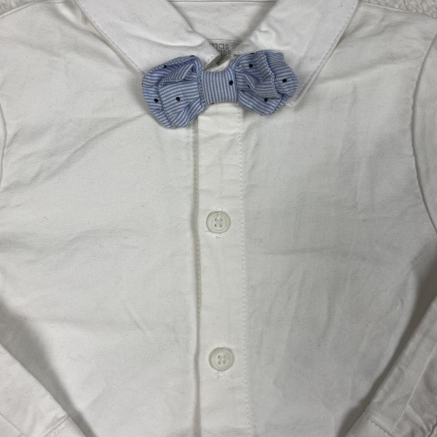 Festlicher Baby-Overall in Weiß/Dunkelblau mit hellblauer Fliege von Mamas & Papas, Größe 9–12 Monate – detail