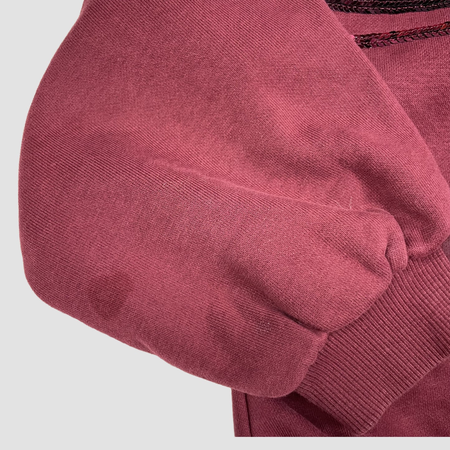 Bordeauxrotes Nutmeg Sweatshirt mit Paillettenmuster, Größe 4–5 Jahre – detail