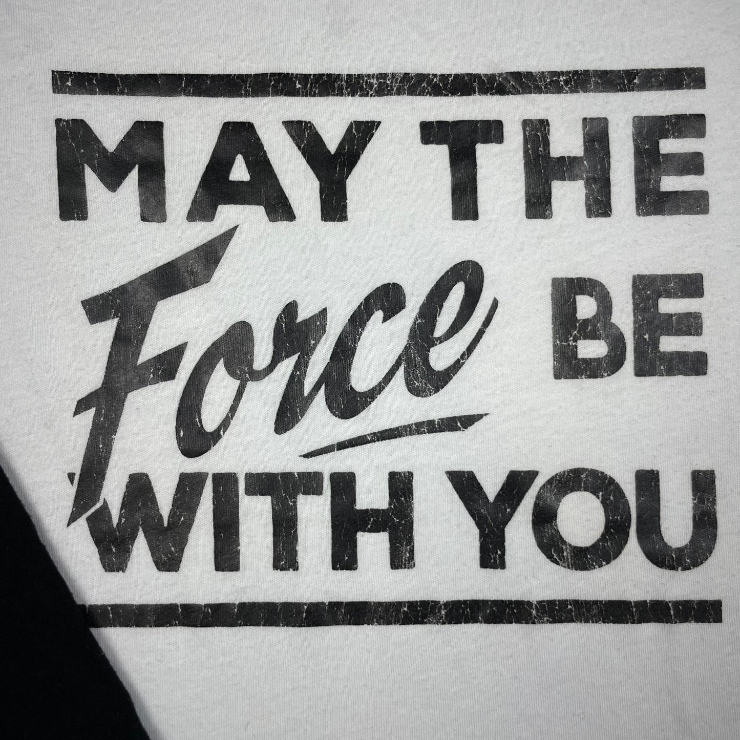 Schwarz-weißes Star Wars Raglan-T-Shirt mit Aufdruck „May the Force Be With You“ und 3/4-Raglanärmeln – detail