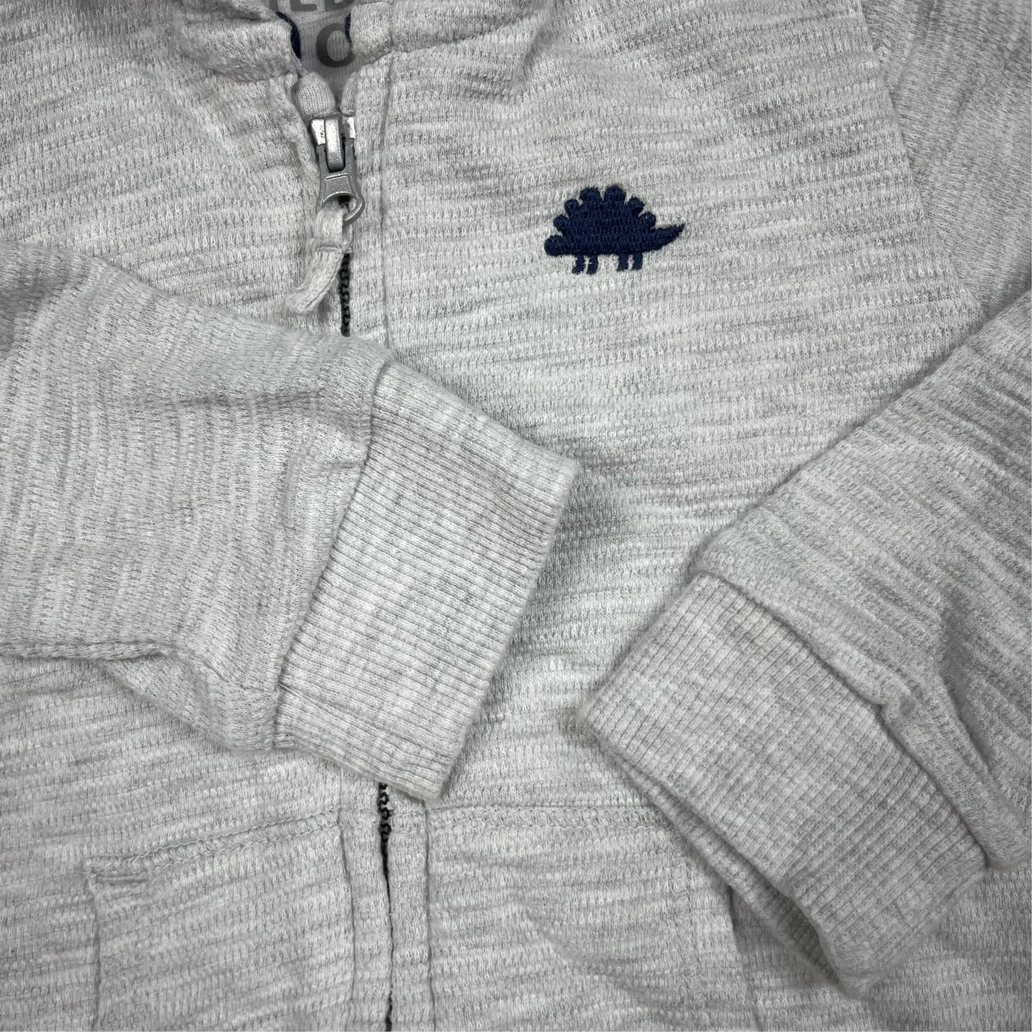 Graue F&F Baby-Kapuzenjacke mit Dino-Stickerei, Größe 6–9 Monate – detail