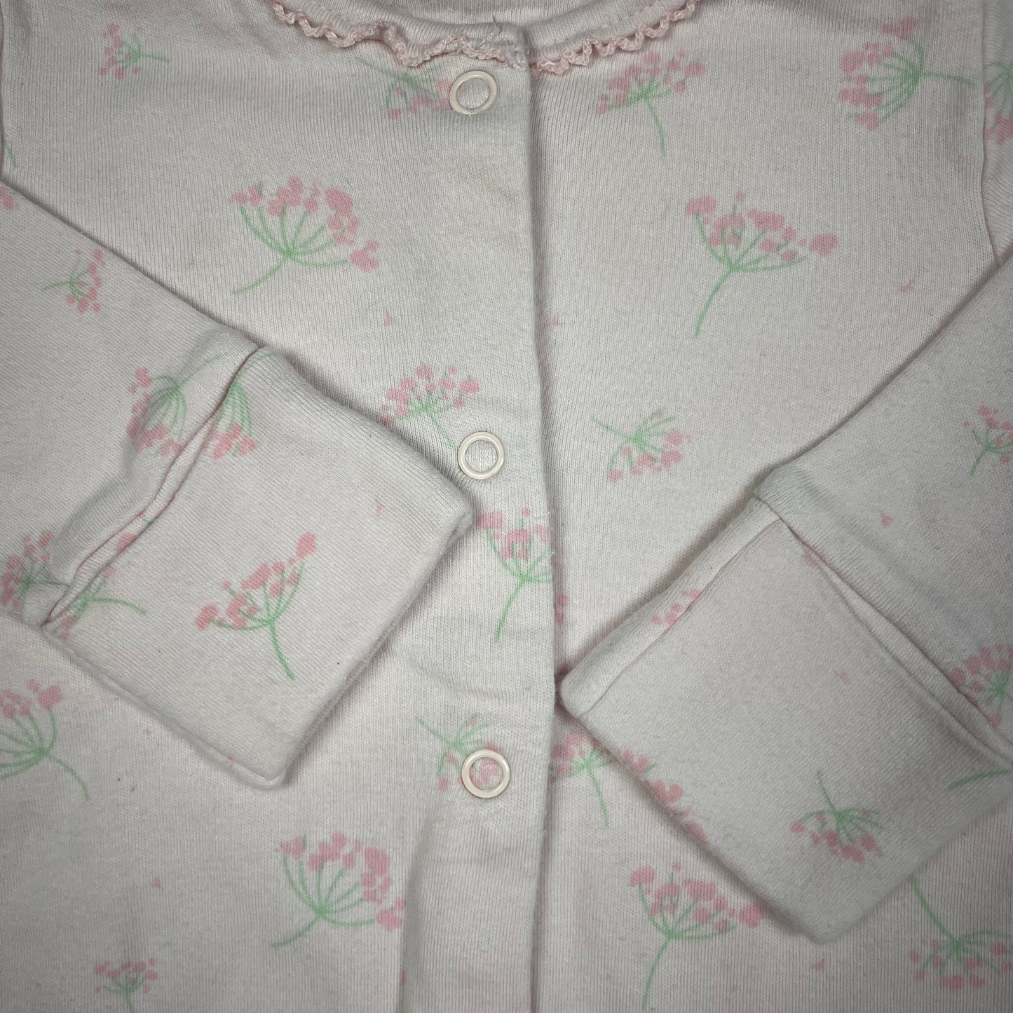 Rosa Baumwoll-Schlafanzug mit Blumenmuster, Füßchen und Druckknöpfen, Größe 1–3 Monate – detail
