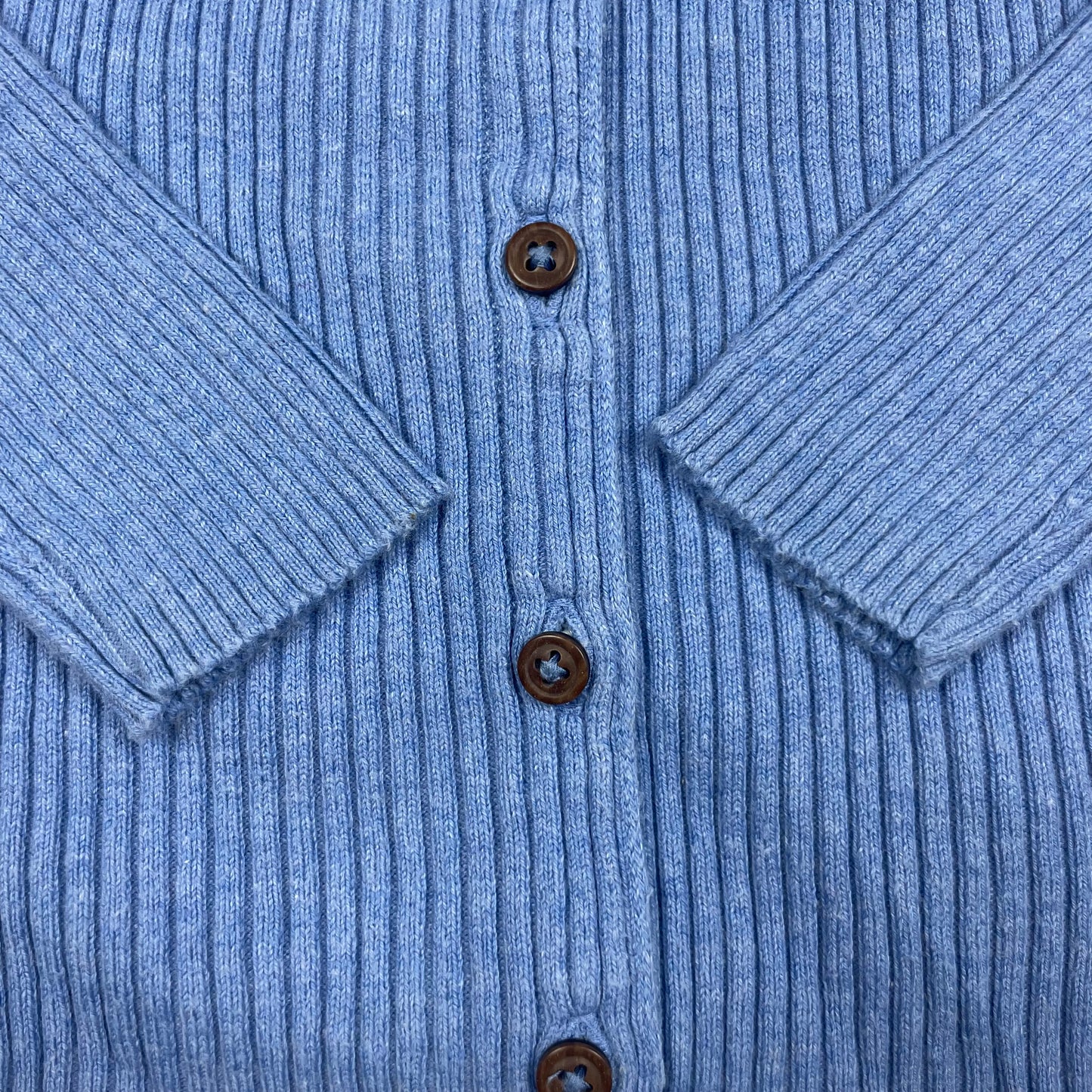 Blaue Rippstrick-Strickjacke mit Knopfleiste, Größe 92 – detail