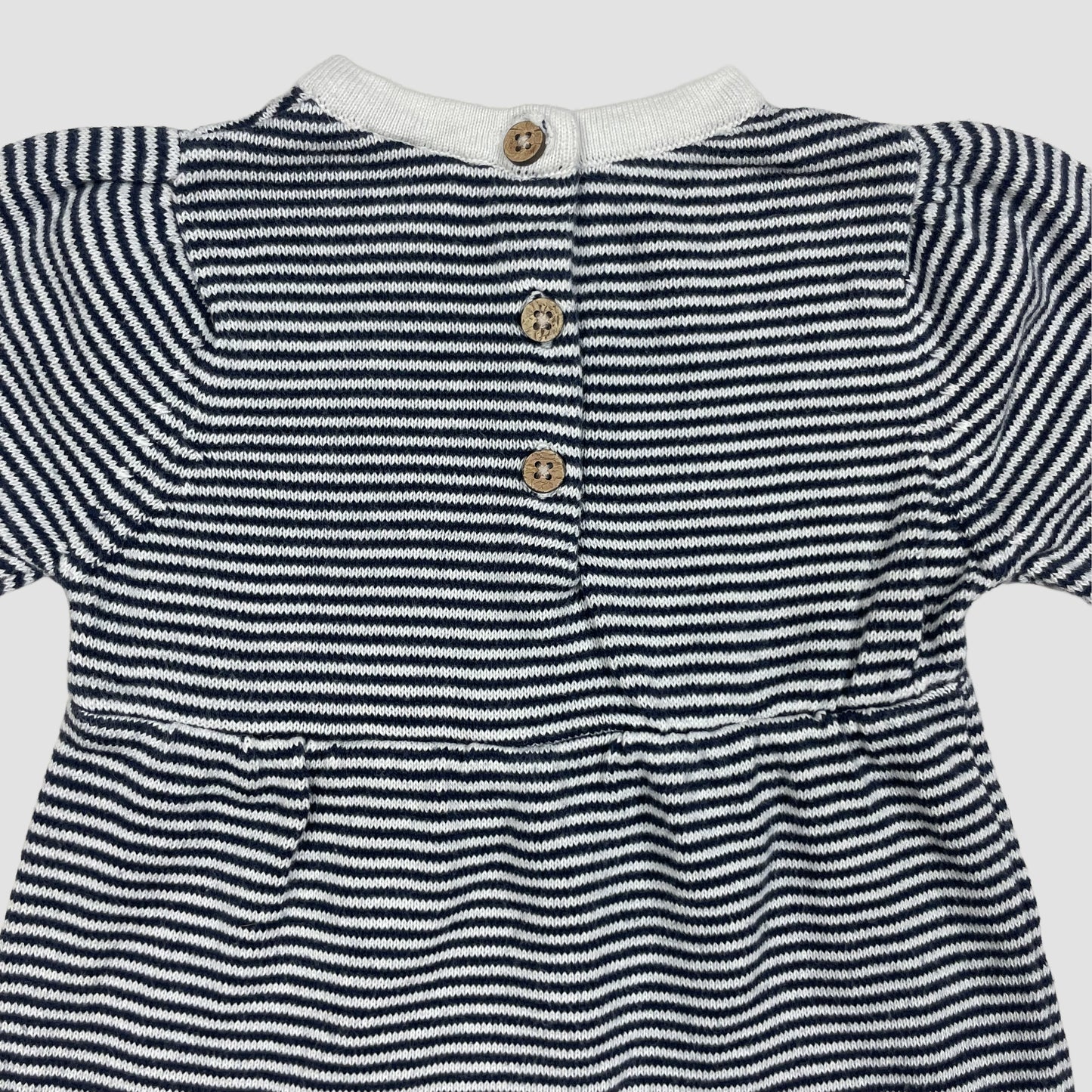 Gestreiftes dunkelblau-weißes Strickkleid für Babys, lange Ärmel, Smockdetail, Größe 86 – back