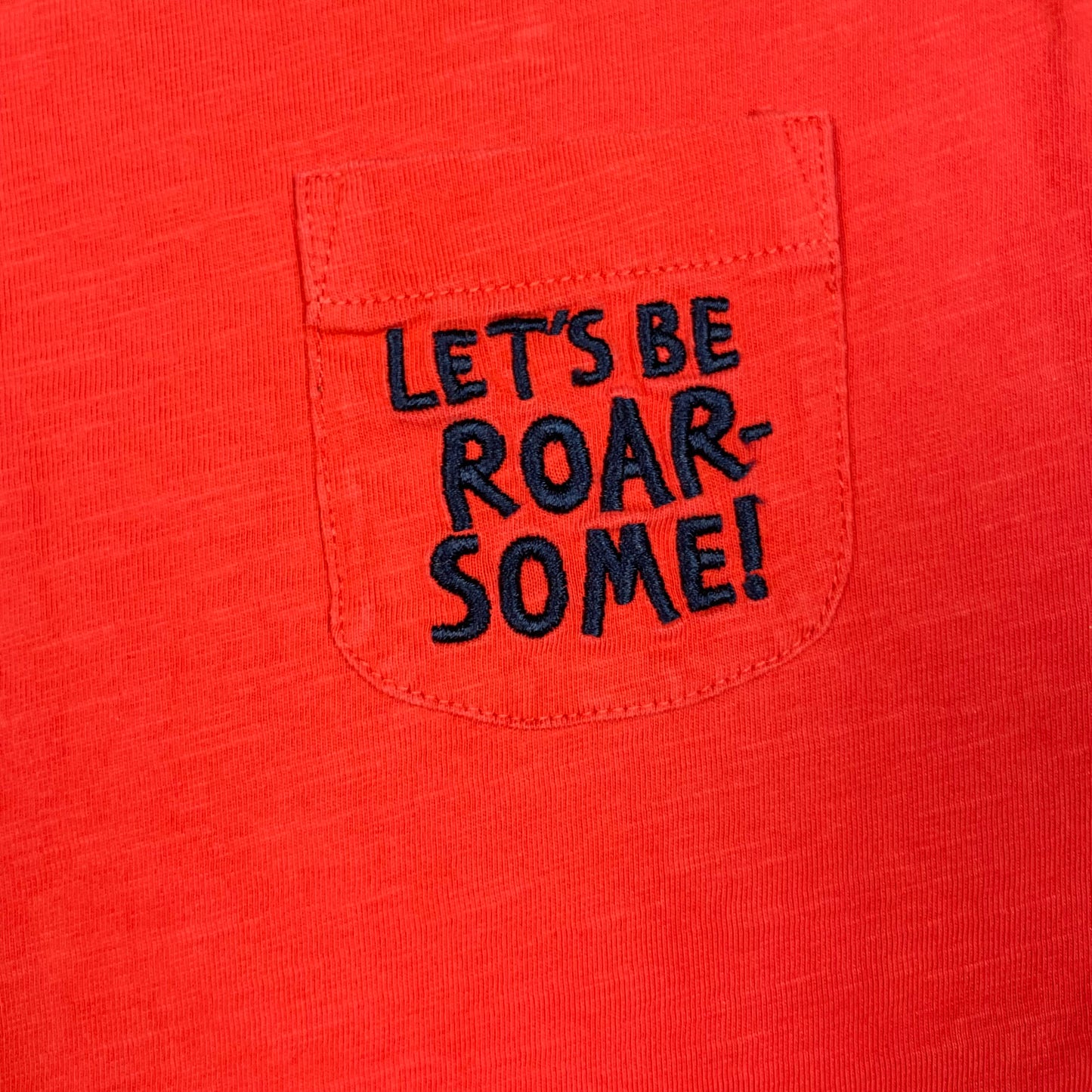 Rotes T-Shirt mit Brusttasche und Schriftzug „Let’s be roarsome!”, Größe 4–5 Jahre – detail