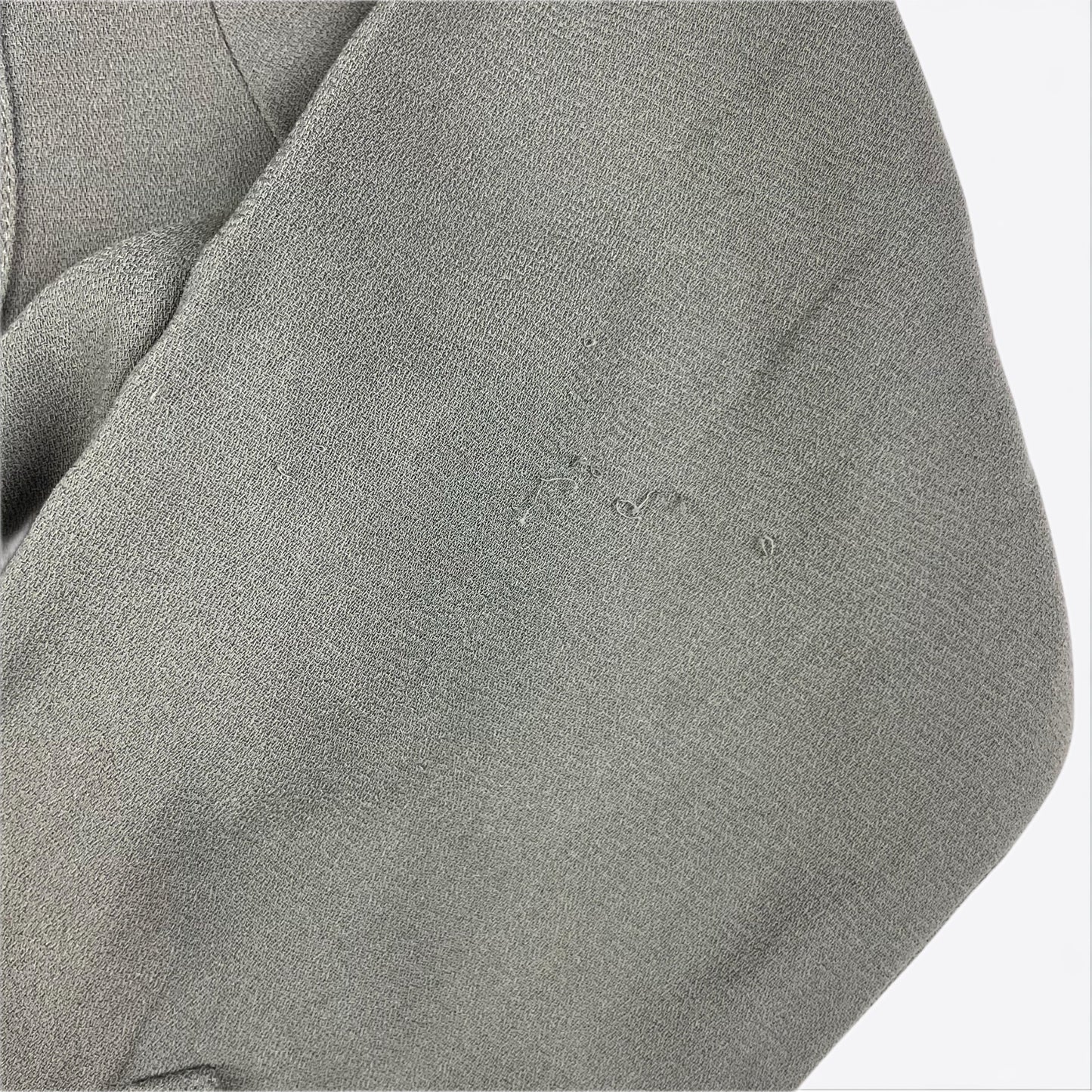 Grüner Kinder-Overall mit langen Ärmeln und kurzen Beinen, Knopfleiste, Brusttasche und seitlichen Taschen – sleeve