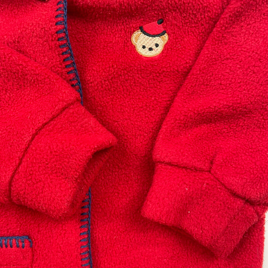 Rote Fleece-Jacke von Lil Jessi, Gr. 18M, mit Knopfleiste und Bärenstickerei – detail