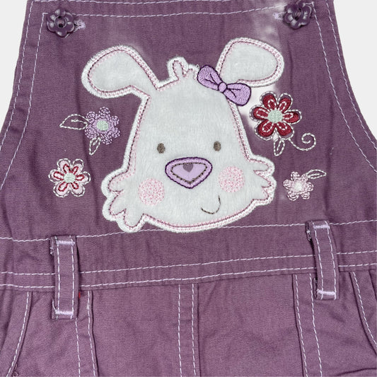 Lila Latzhose mit Tierapplikation und Herzdetails, Größe 12–18 Monate – detail