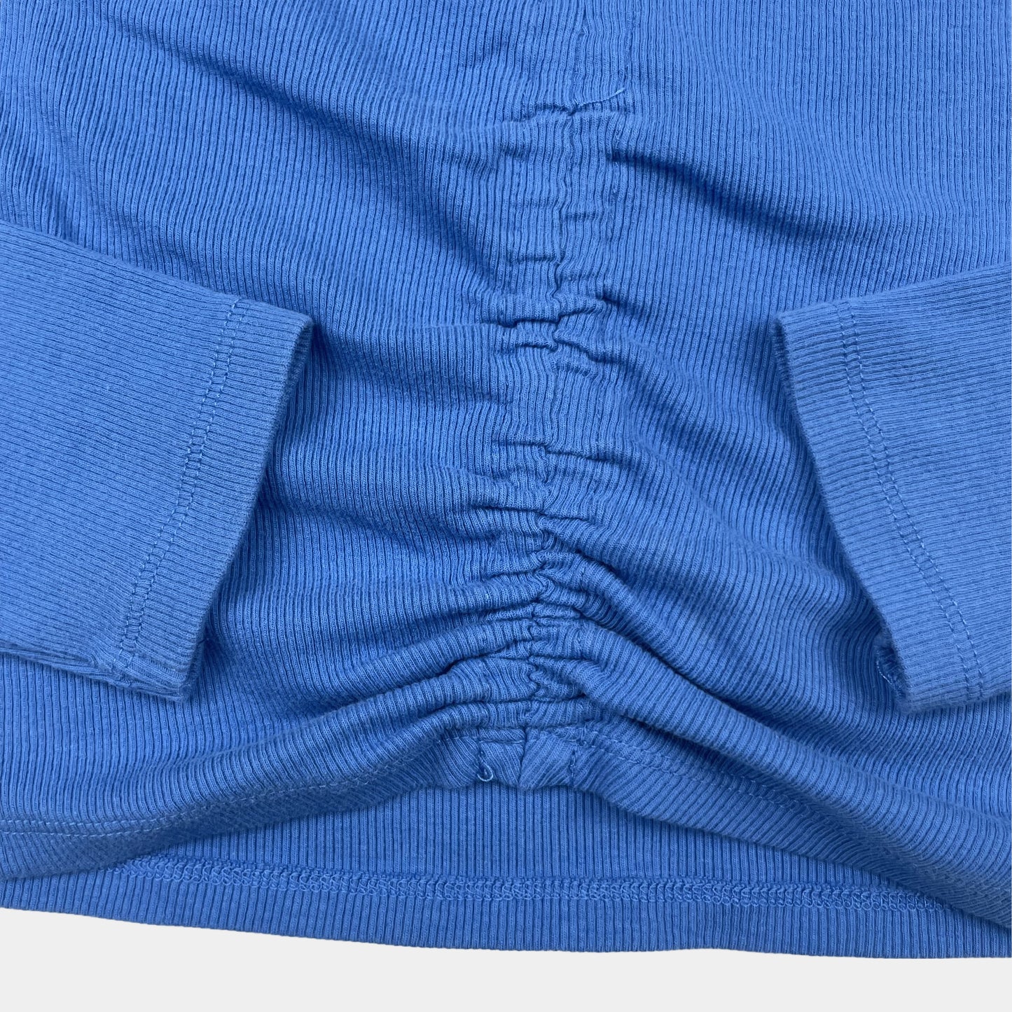 Blaues Langarmshirt mit Kragen und Raffung, Größe 14–15 Jahre – detail