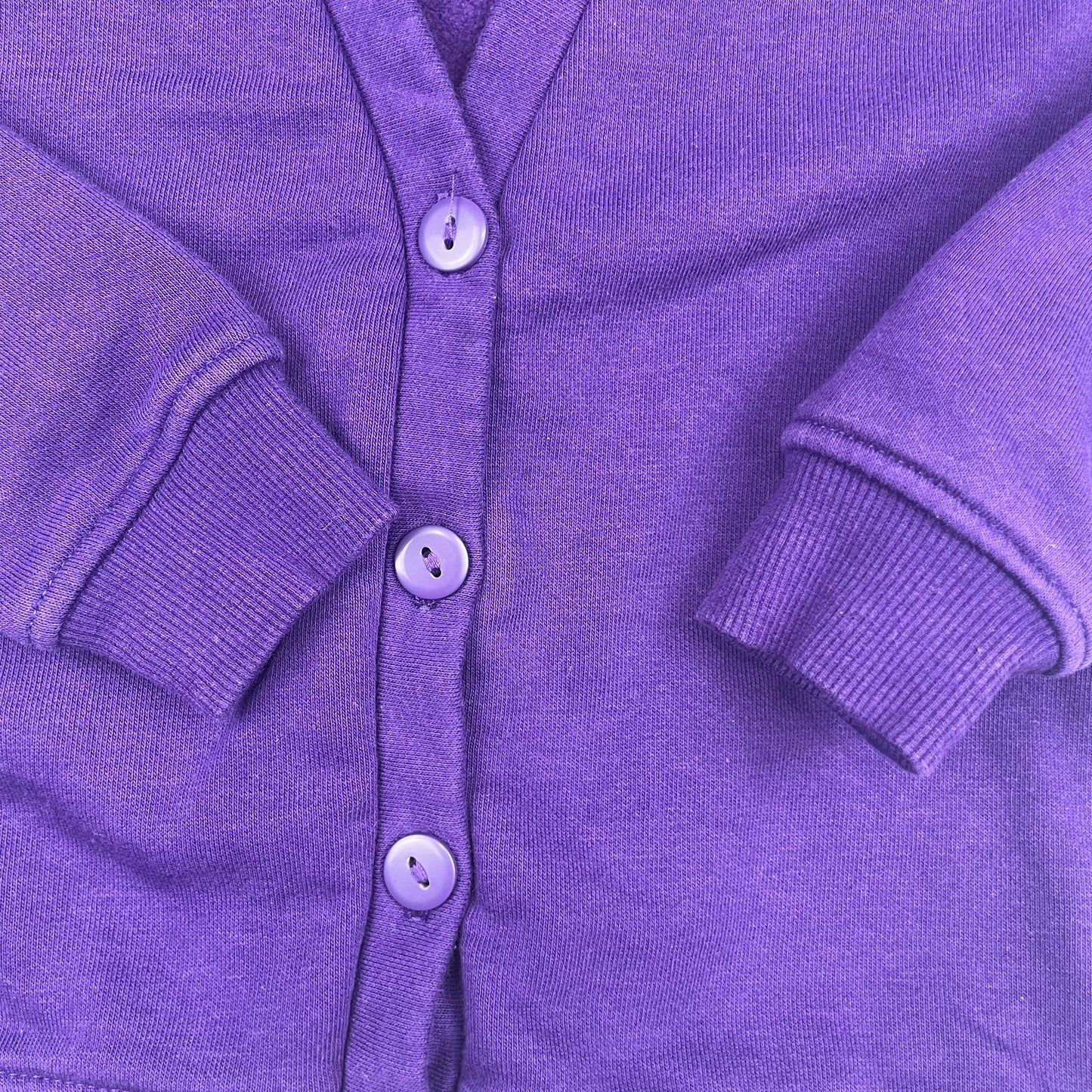 Lila Kinder-Strickjacke von George, Größe 4–5 Jahre – detail
