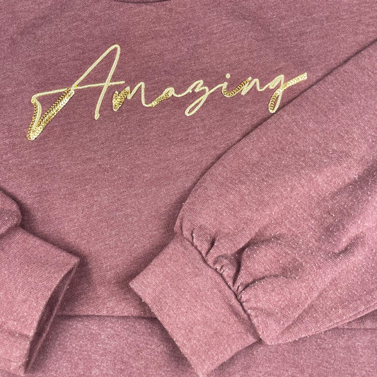 Lila Glitzerkleid mit Tüllrock und Schriftzug. – logo