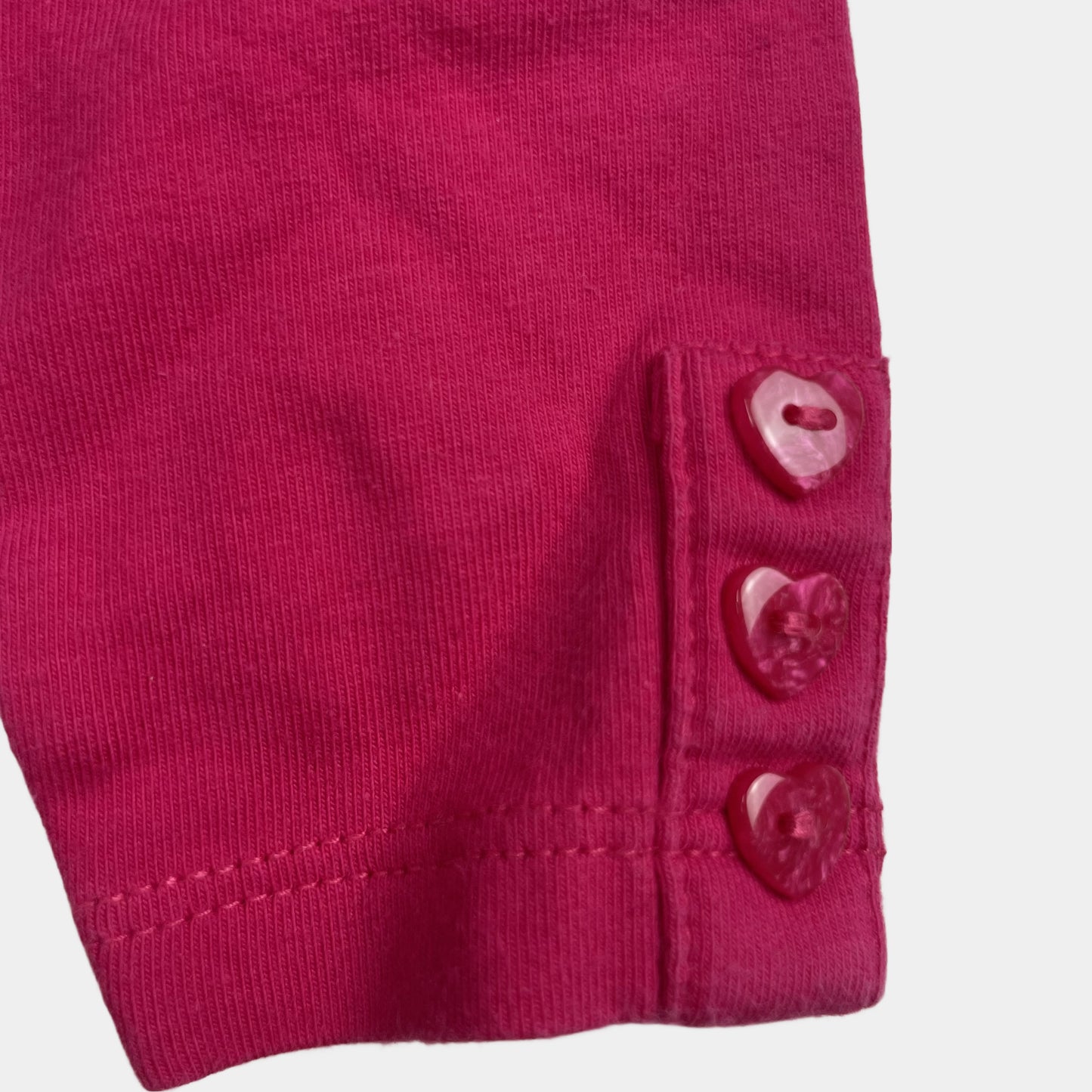 Fuchsiafarbene Baby-Leggings mit Herz-Knöpfen, Größe First Size – detail