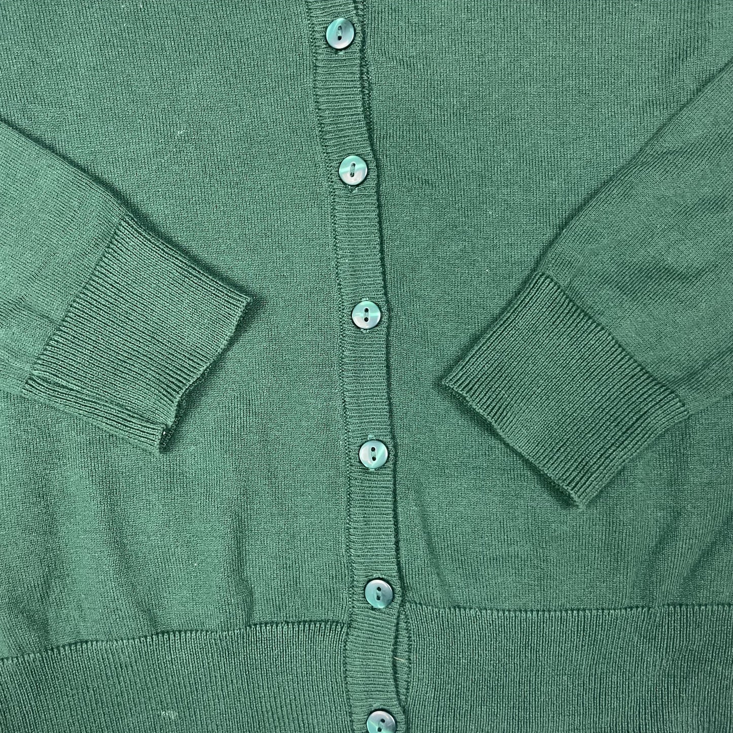 Grüne Strickjacke mit Knopfleiste und V-Ausschnitt – detail