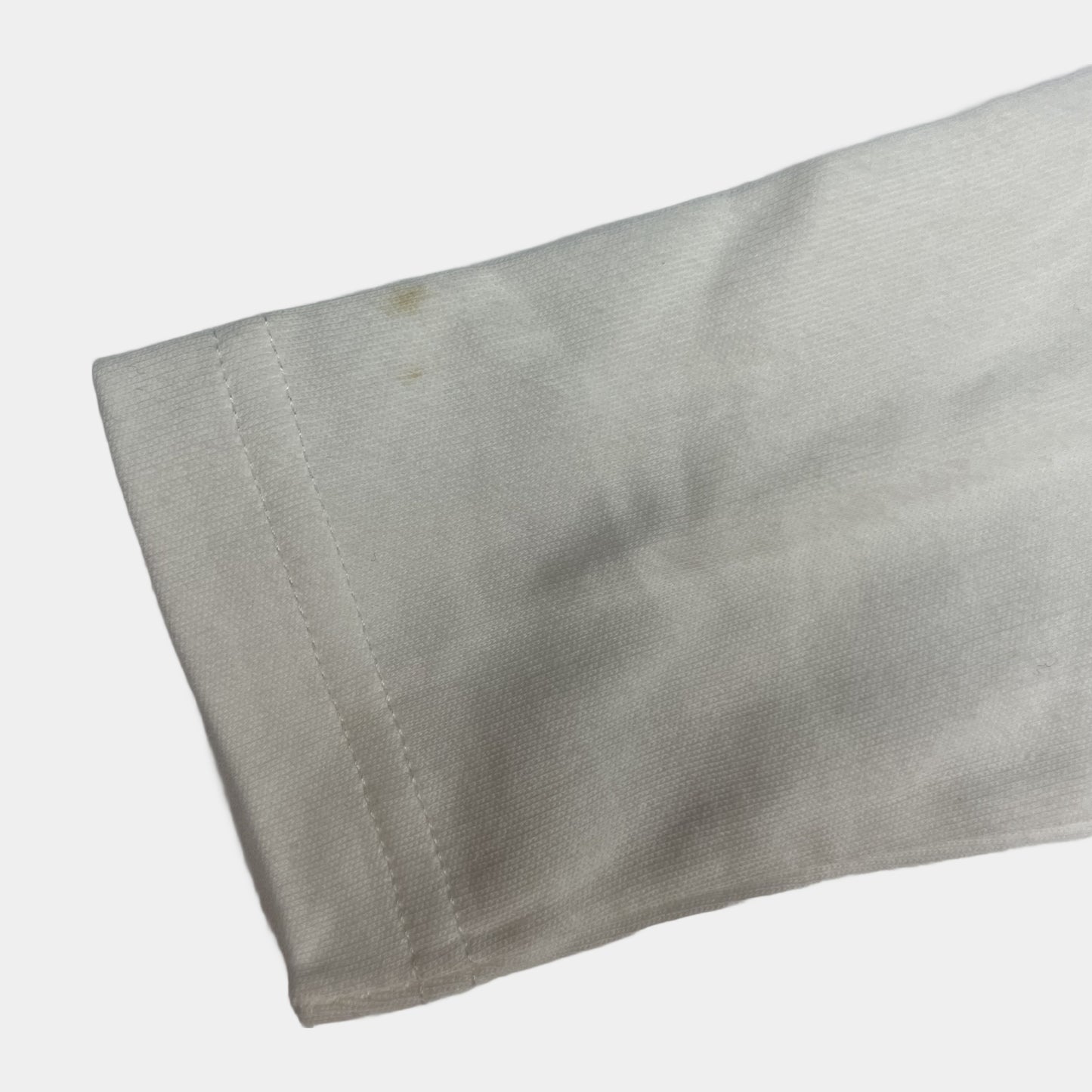 Weißes Baumwoll-Langarmshirt für Babys mit Knöpfen an der Schulter – detail