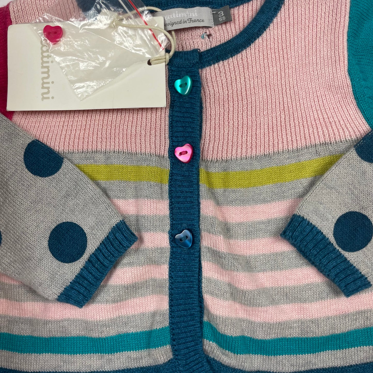 Mehrfarbige Strickjacke mit Streifen und Punkten für Kleinkinder – detail