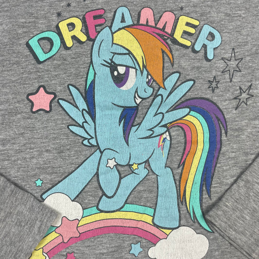 Graues Langarmshirt mit Einhorn-Motiv und dem Schriftzug „Dreamer“ auf der Vorderseite – detail