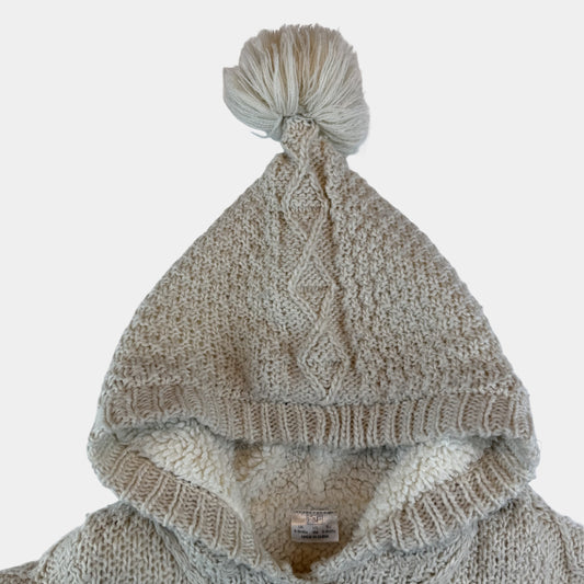 Beige Baby-Strickjacke mit Kapuze, Bommel, Knöpfen und Taschen – detail