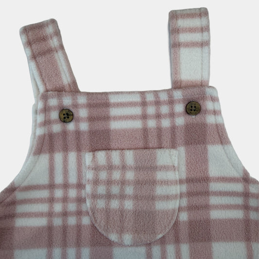 Rosa-weiß kariertes Baby-Latzkleid mit Brusttasche und Knöpfen – detail