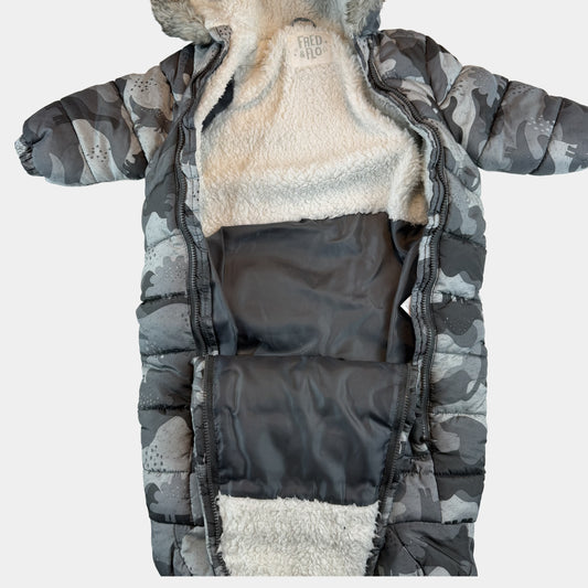 Grauer F&F Baby-Schneeoverall mit Dino-Muster und Kapuze, Größe 6–9 Monate – inside