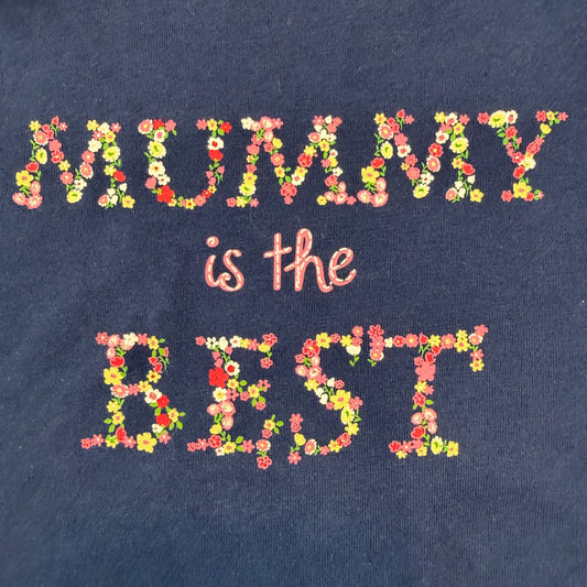 Blaues Baby T-Shirt mit floralem Schriftzug MUMMY is the BEST – detail