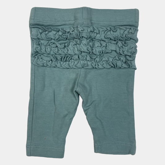 Türkise Baumwollhose mit Rüschen auf der Rückseite.