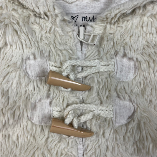 Beige Kunstfellweste mit Kapuze und Knebelknöpfen für Babys – detail