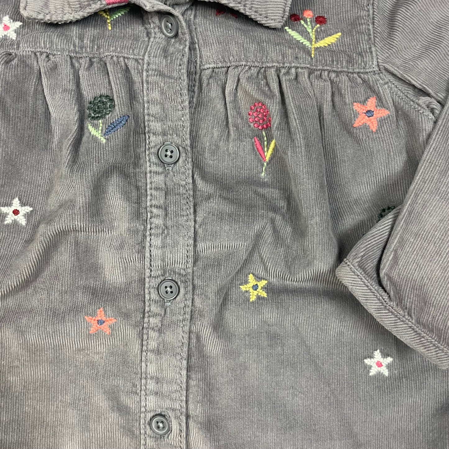 Graue Baumwoll-Bluse mit bunten Stickereien für Babys – detail