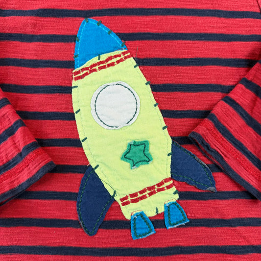 Rot-blau gestreiftes Next Langarmshirt für Kinder mit Raketen-Applikation – detail