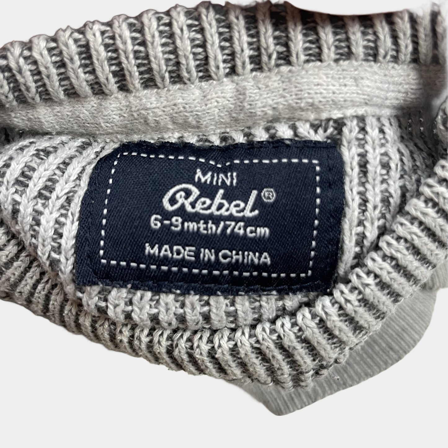 Grauer Strickpullover mit Knöpfen auf der Schulter, Größe 6-9 Monate. – label
