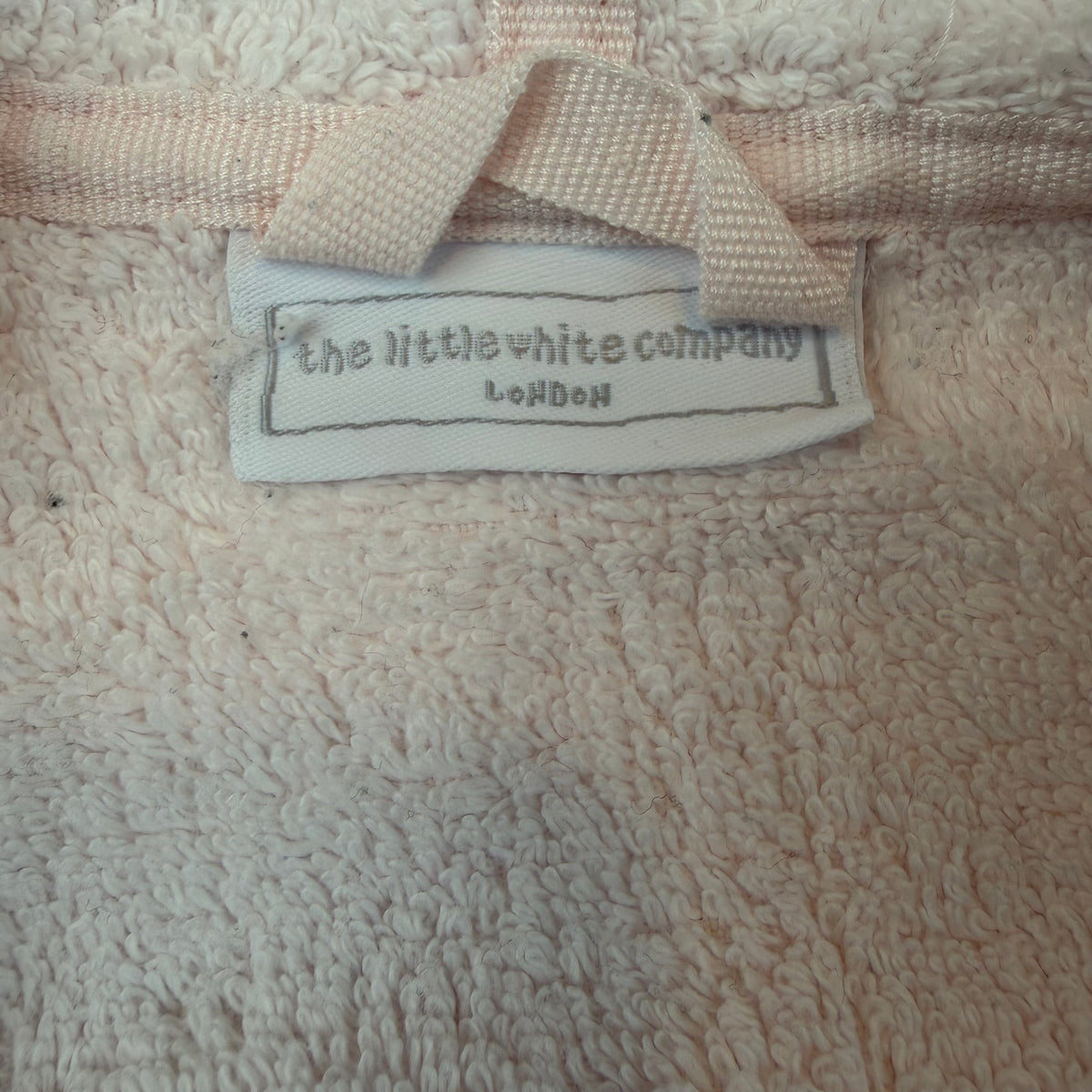 Hellrosa Frottee-Bademantel mit Kapuze, Bindegürtel und Taschen – detail