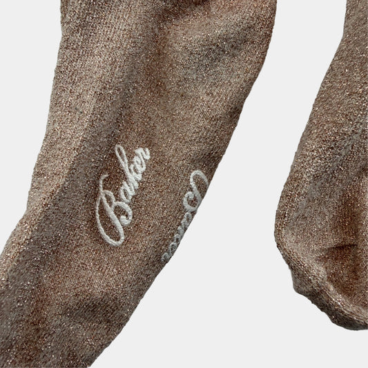 Beige Glitzer-Strumpfhose für Kinder mit baker-Schriftzug am Fuß – detail