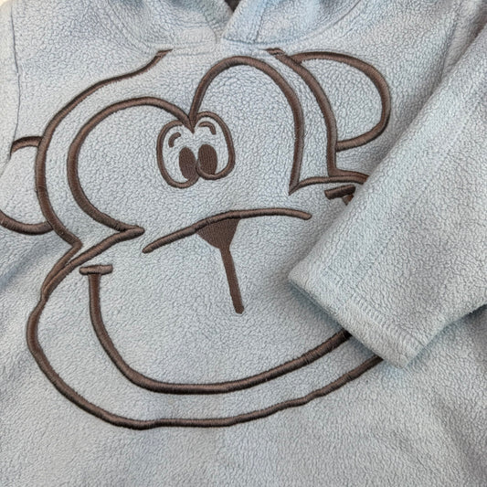 Hellblauer Baby Fleece-Hoodie mit Kapuze und aufgesticktem Tiergesicht – detail