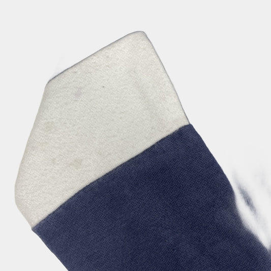 Blaues Sweatshirt mit weißem Streifenmuster und Druckknöpfen – detail