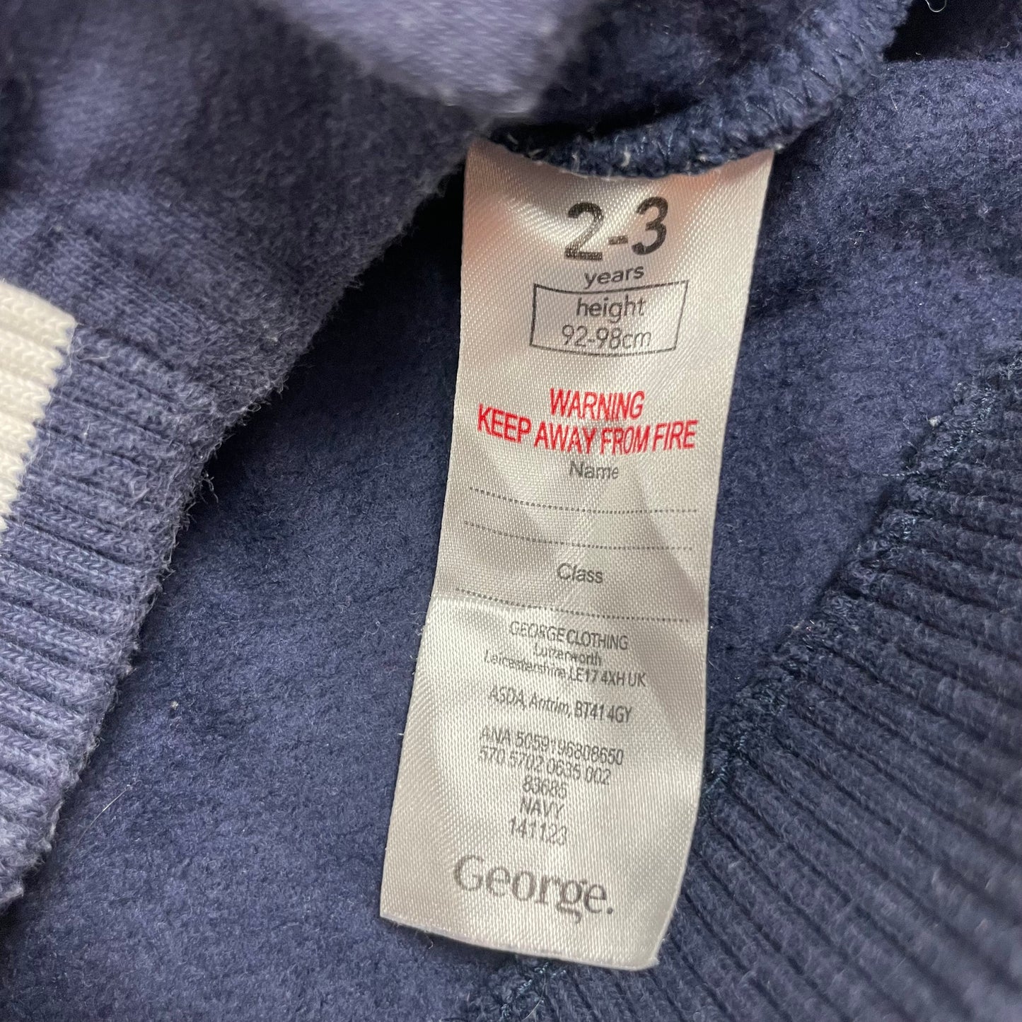 Blaues Sweatshirt mit weißem Streifenmuster und Druckknöpfen – label
