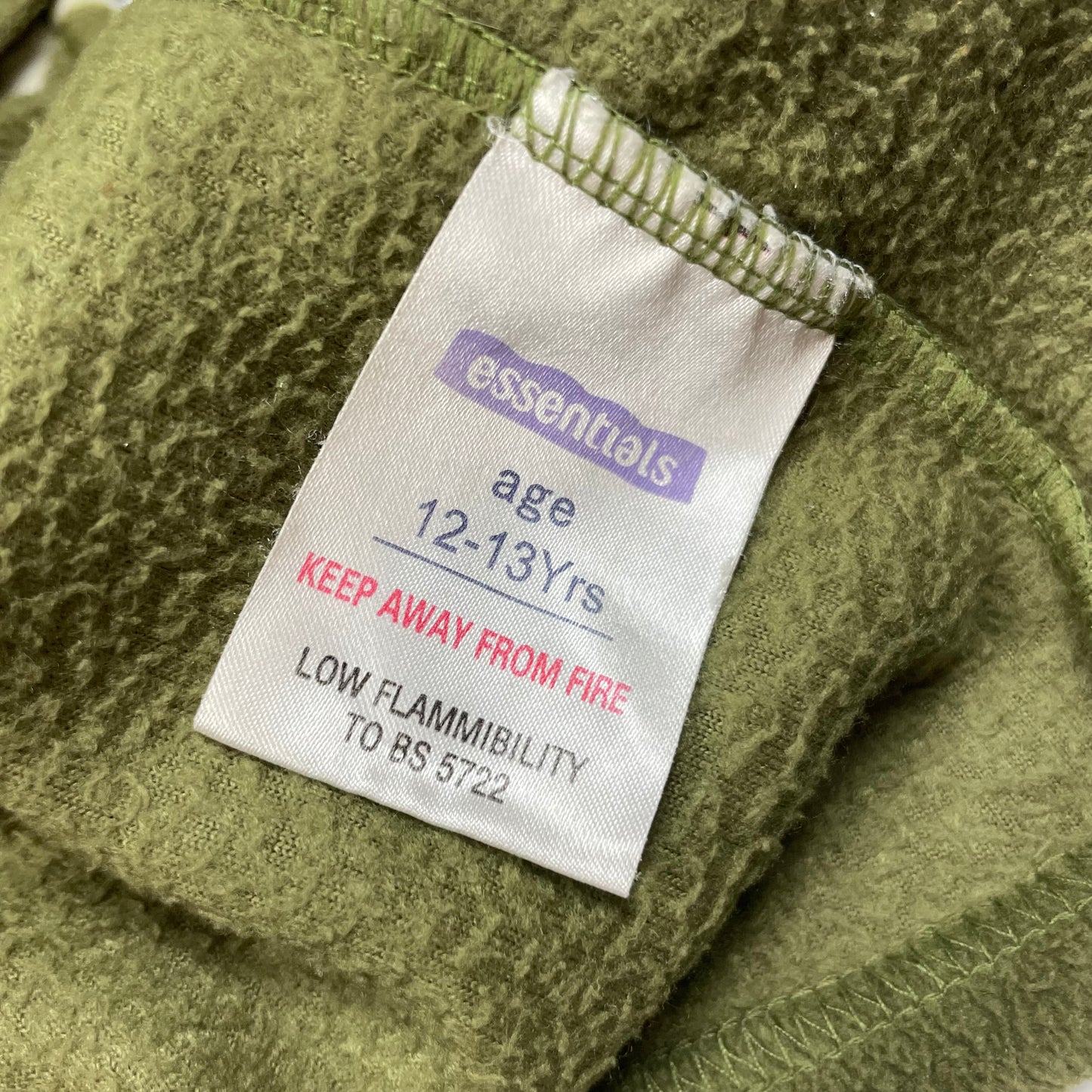 Grüner Bademantel mit Armee-Muster und Kapuze in Größe 12–13 Jahre. – label